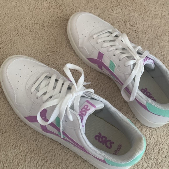 Worn twice. Like new. Bottoms show the outside wear - Picture 3 of 5